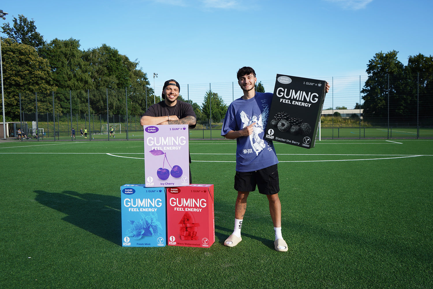 GUMING Brotatos mit Großen Verpackungen auf Fussballplatz