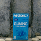 GUMING Energy Koffein Kaugummi mit Guarana und Vitaminen in Geschmacksrichtung Minze Menthol Eukalyptus auf Beton mit einzelnen Kaugummis drum herum